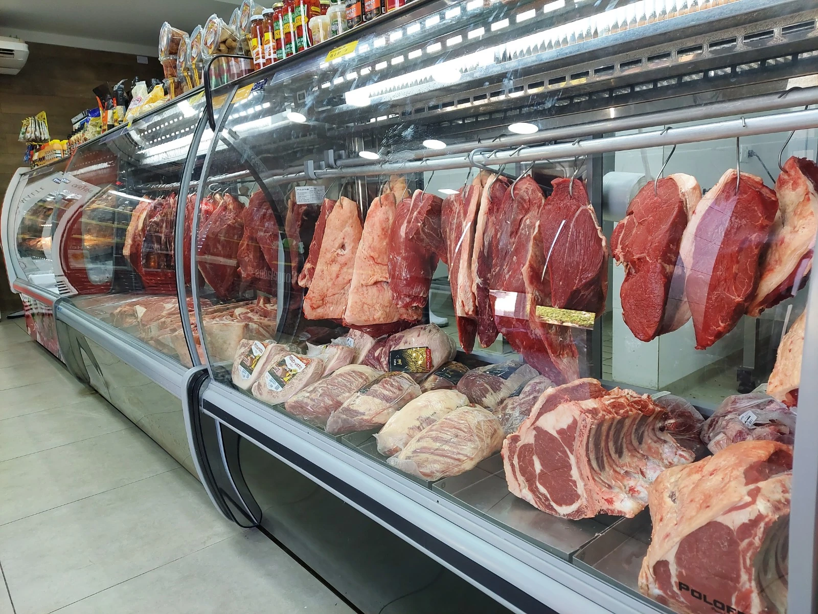 Balcão e interior do Armazém da Carne em Andradina